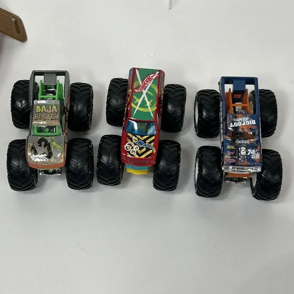 Hot Wheels Monster Trucks Stunt Tire Lot Arena Track Bigfoot 1:64 Incomplete